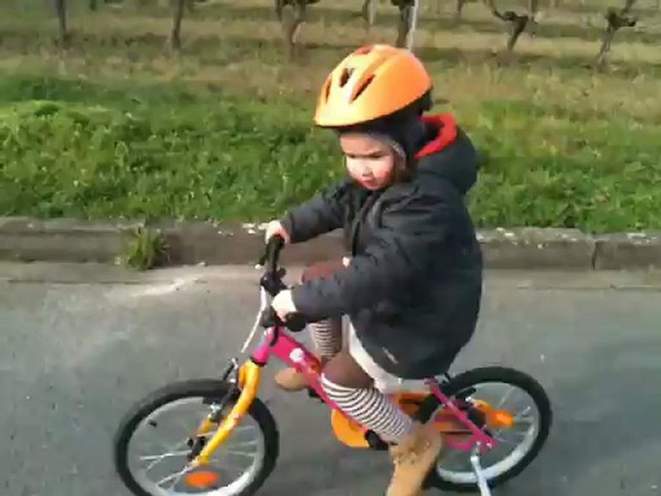 30.01.13.Milie fait du vélo PART 2