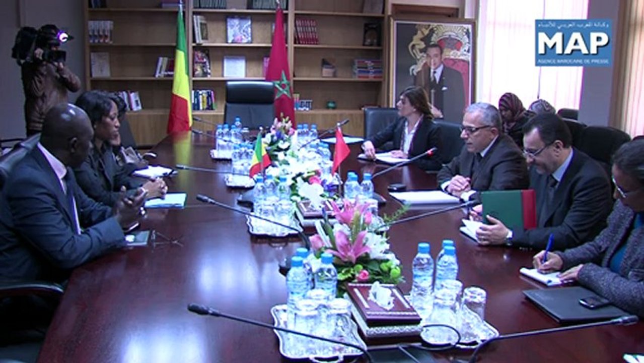 مباحثات بين عبد اللطيف معزوز و الوزيرة السينغالية المكلفة بالسينغاليين بالخارج