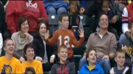 Çocuk dans ediyor, herkes onu izliyor