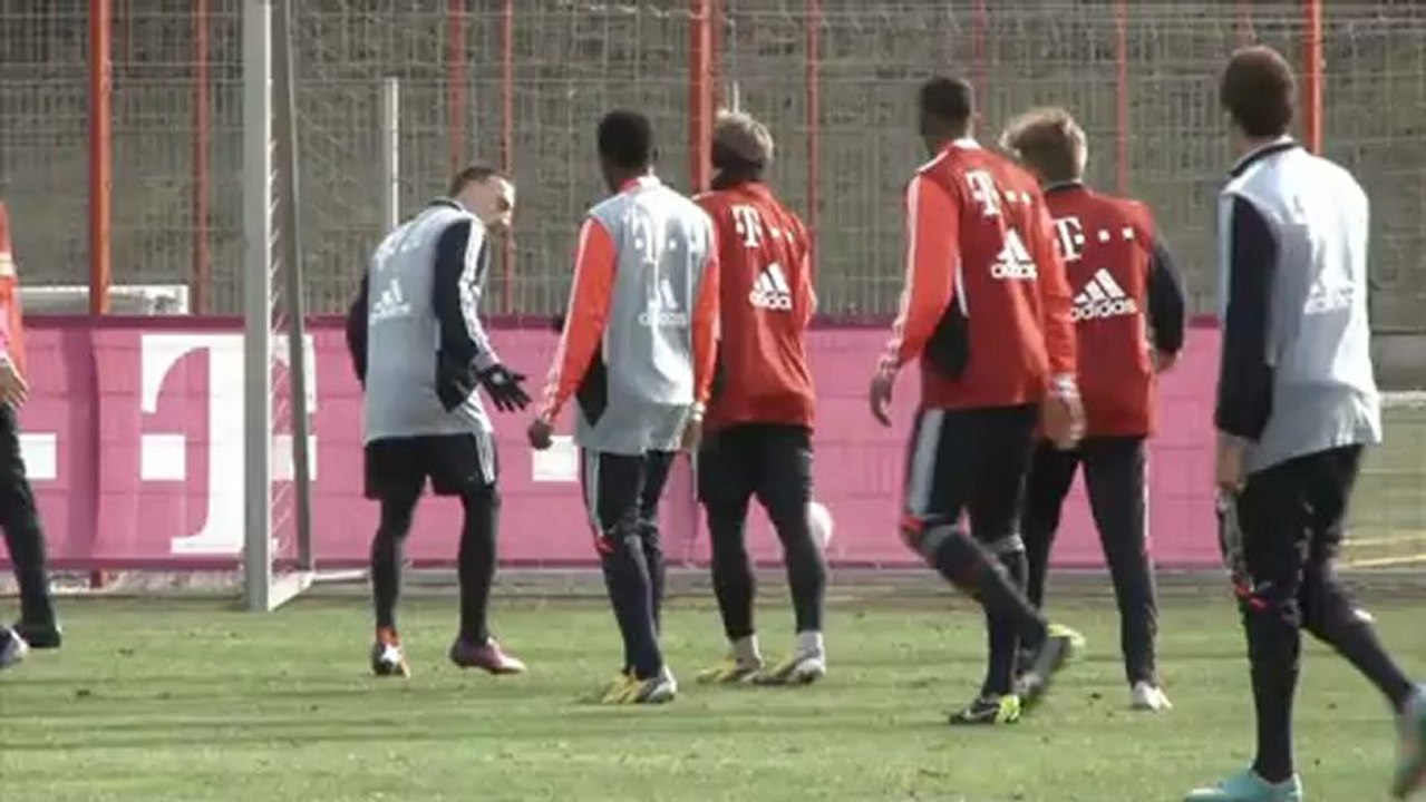 Schweini haut Ribery auf die Socken