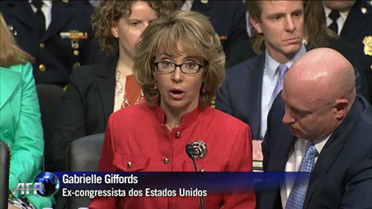 Ex-congressista baleada defende controle das armas