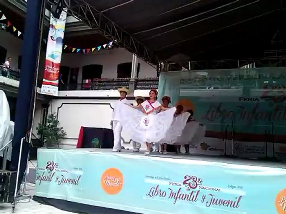 Precentacion de Danza Folclorica Salvador 3 de 4