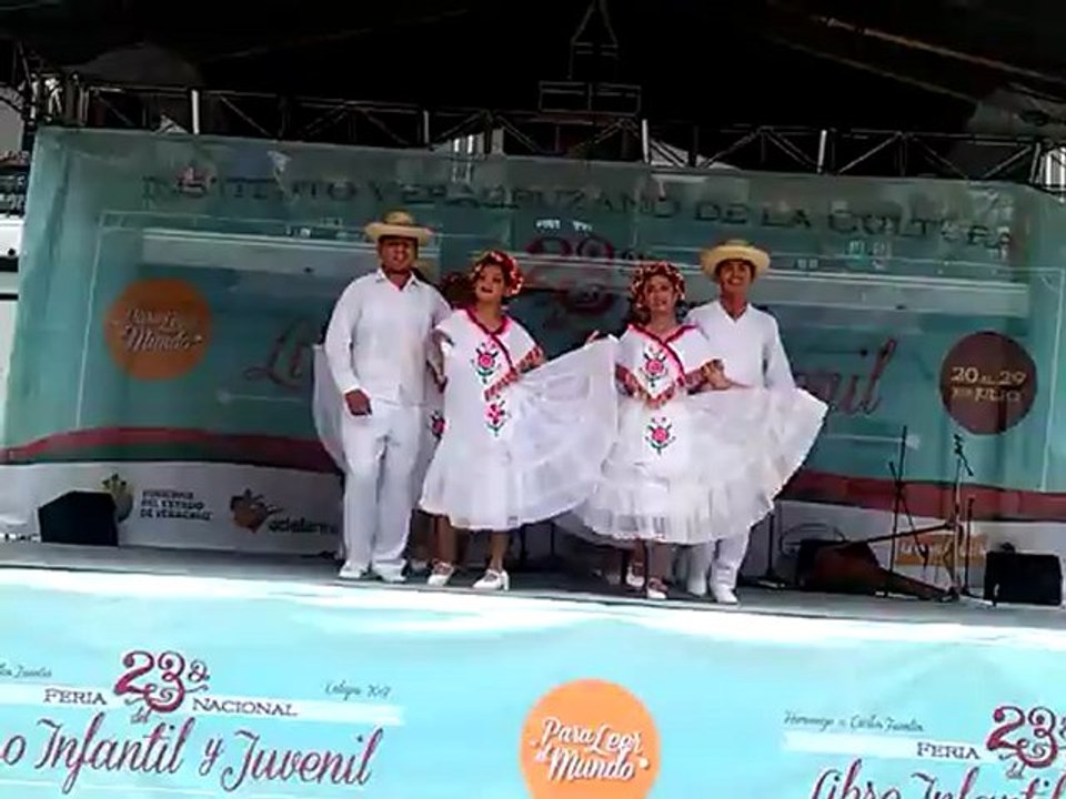 Precentacion de Danza Folclorica Salvador 4 de 6