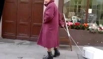 Abuela saca a pasear al microondas