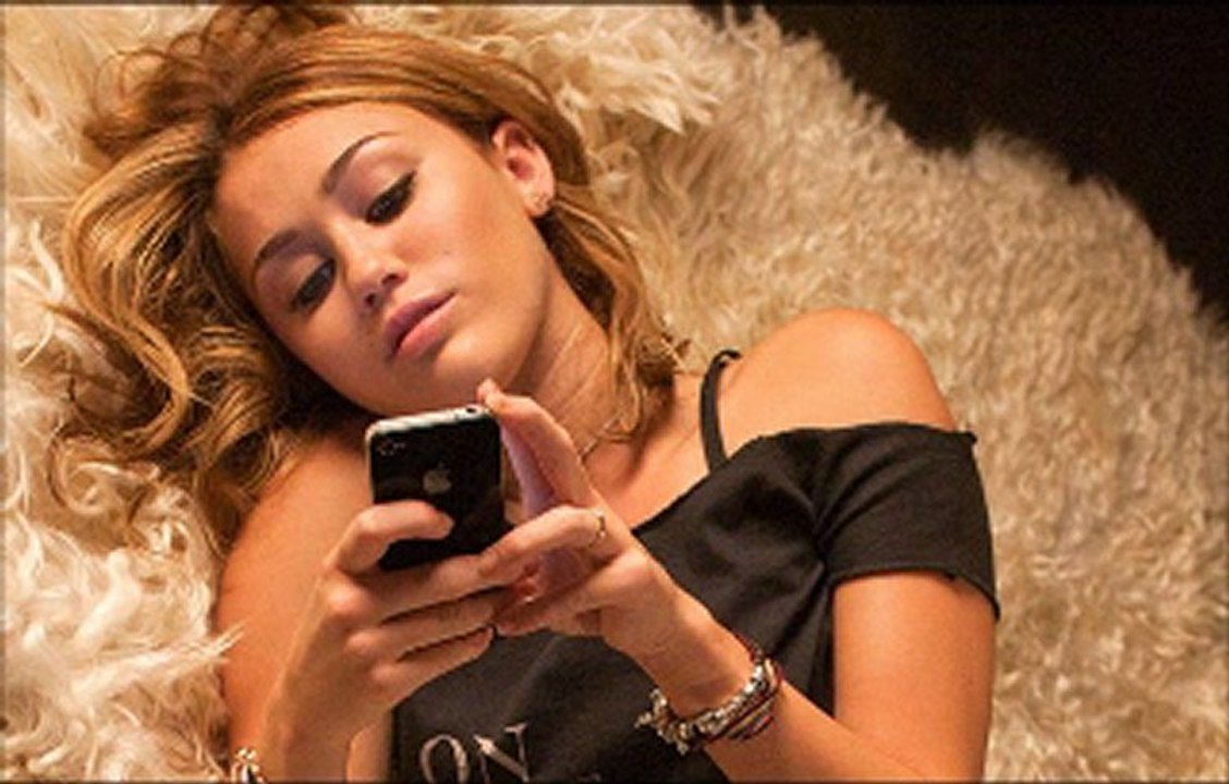 LOL (2012) watch online www.hdmoviespool.com