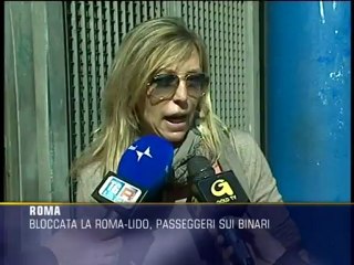 Bloccata la Roma-Lido, passeggeri sui binari