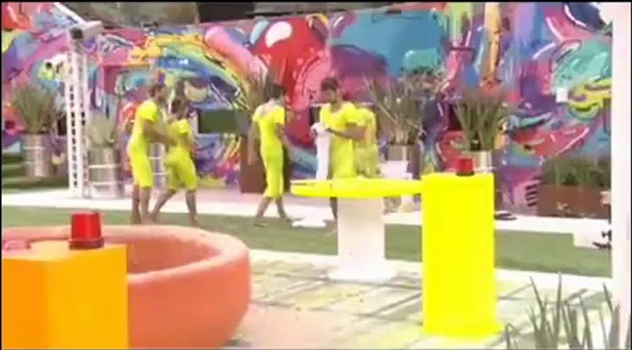 Eli pega Fani no colo depois da prova da comida 27/01