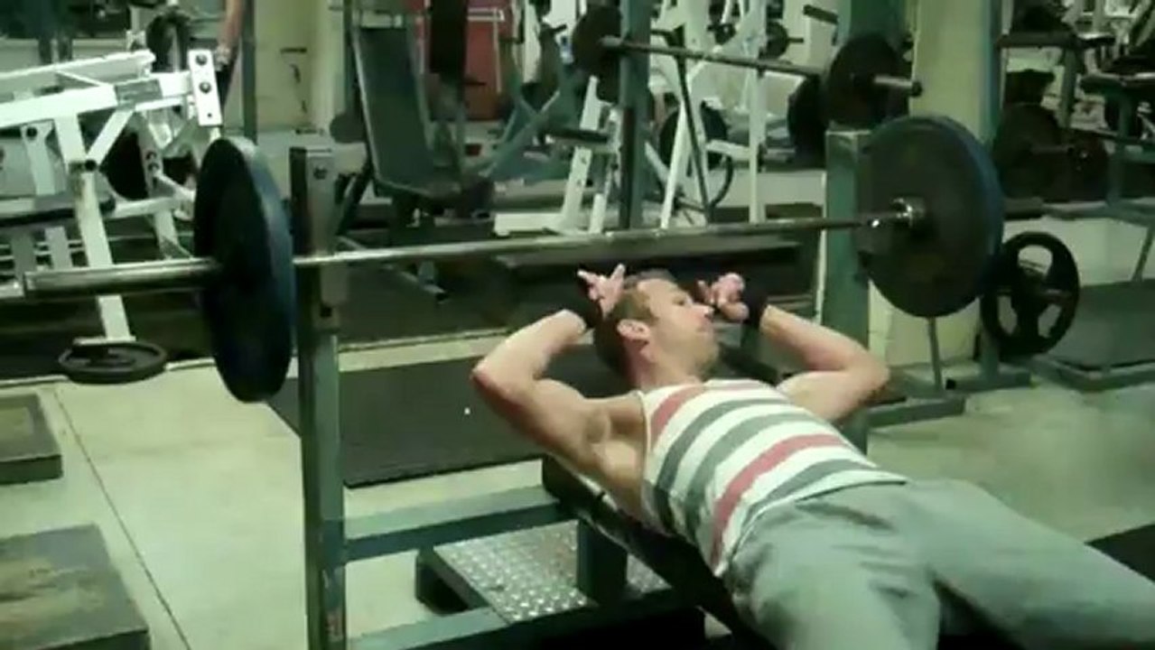 Worthster doing narrow grip presses in the All Rounder Challenge on Konkura