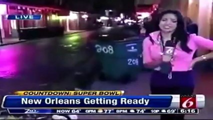 ρεπόρτερ διώχνει ενοχλητική για να κάνει τη δουλειά της