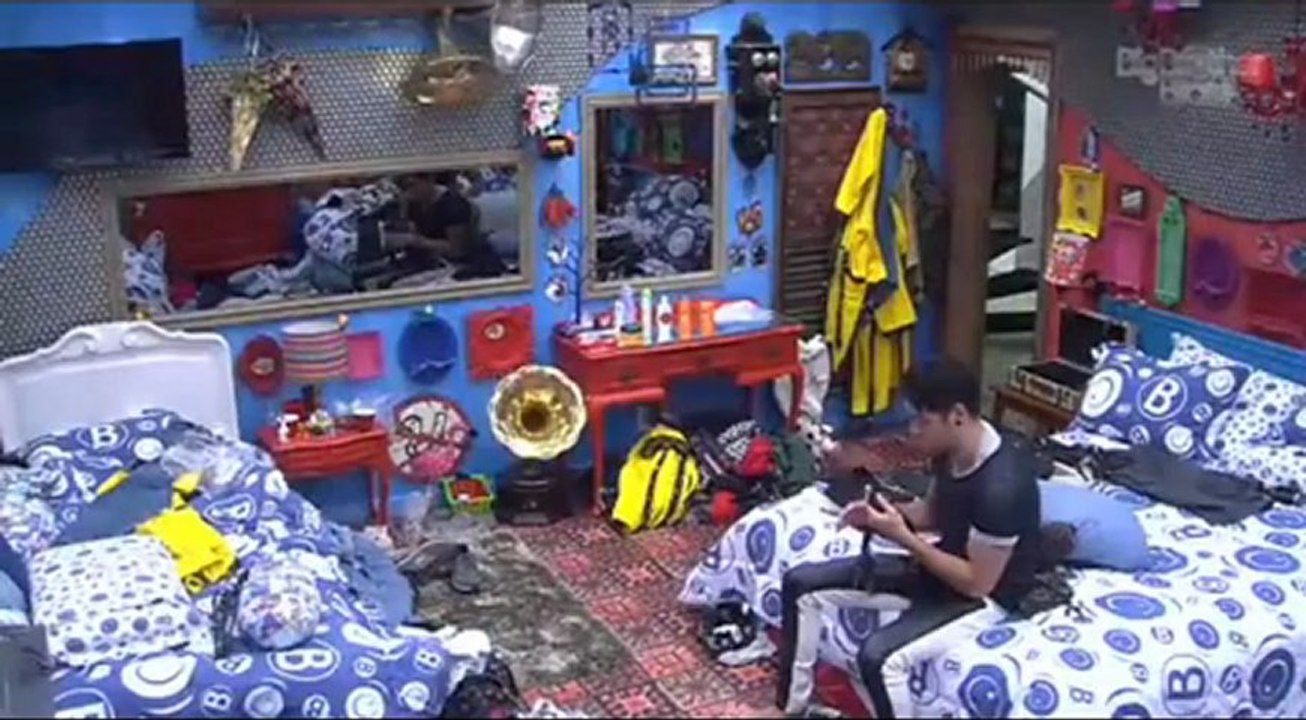 Eli ajudando Fani a se arrumar 30/01