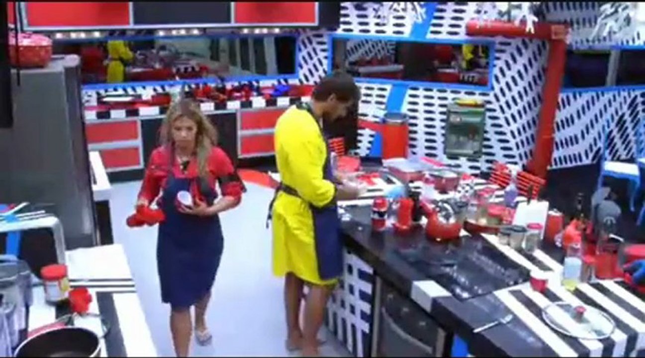 Fanieser cantando enquanto arrumam a cozinha 31/01