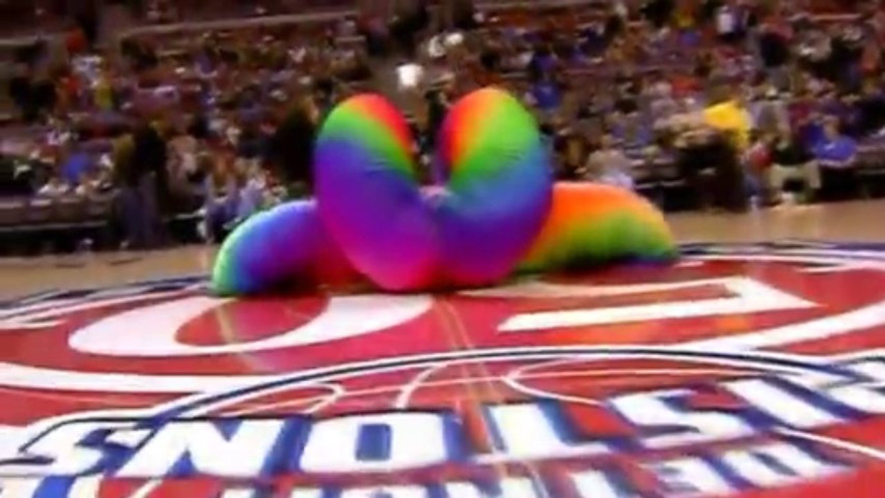 Veniamin's Human Slinky at NBA Halftime Entertainment