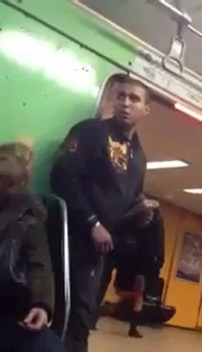 UN GRAND VOLEUR QUI FAIT SEMBLANT DE DORMIR AU METRO