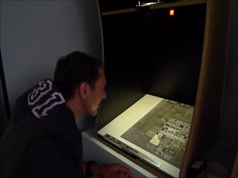 consultation d'un microfilm aux archives départementales de l'isere