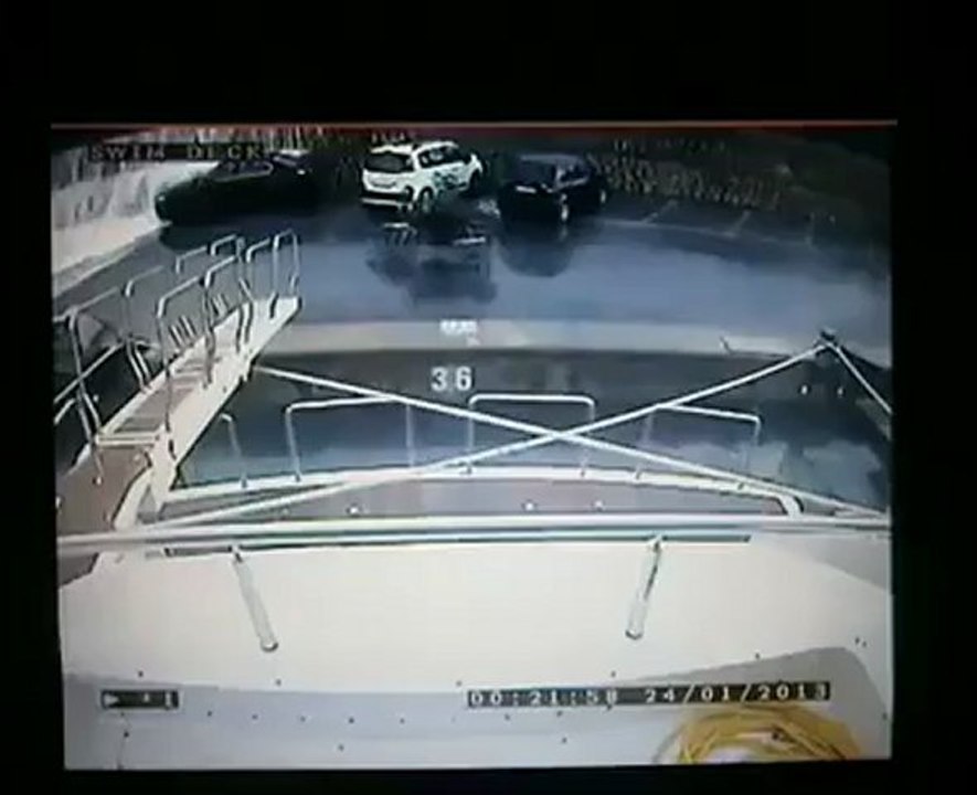 Une moto engloutie par une vague !