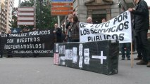 Manifestación funcionarios frente sede PP en Gijón
