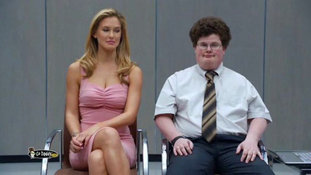 Bar Refaeli embrasse un geek (Pub Go Daddy)