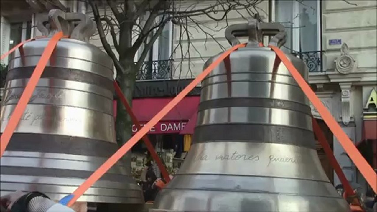 Les nouvelles cloches de Notre-Dame de Paris, Champs Elysées et parvis de Notre-Dame