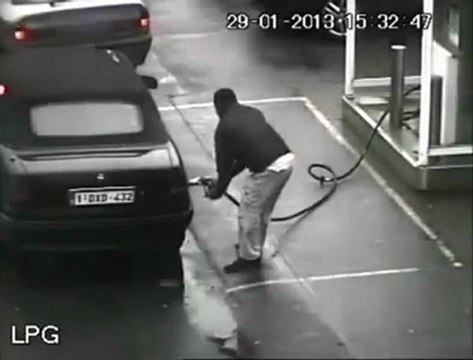 Explosion d'une voiture avec un homme à l'intérieur