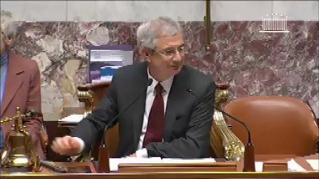 Hystérique? Vous auriez pu me traiter de pédé