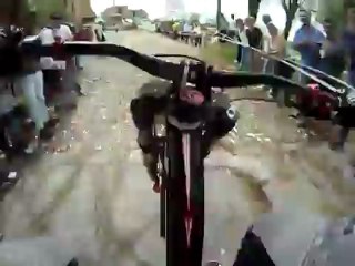Enorme descente urbaine en VTT