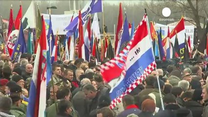 Thousands of Croats rally against Serb Cyrillic signs