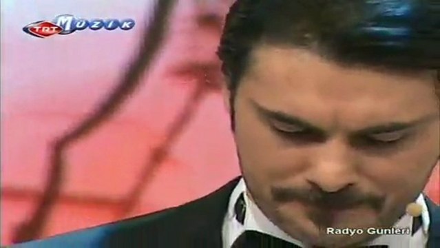 Gele Gele Geldik Bir Kara Taşa (Oktay Ertuğrul)