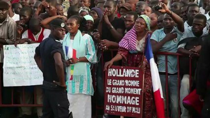 Mali: Hollande promet de "terminer la mission"