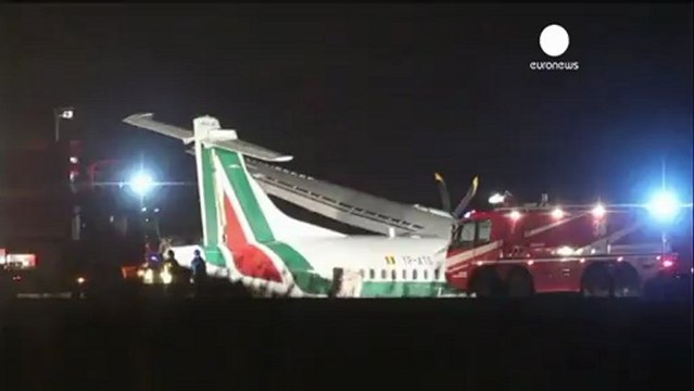 Dieciséis heridos al salirse un avión de la pista de...