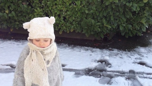 OLIVIA PREMIERS PAS DANS LA NEIGE