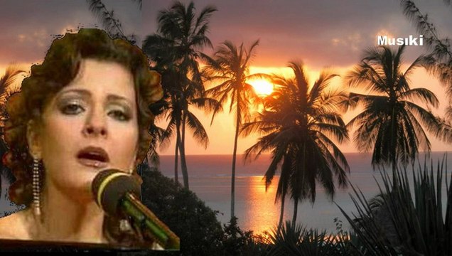 Meltem Yamak ♫ Beni de alın ne olur koynunuza hâtıralar.HD