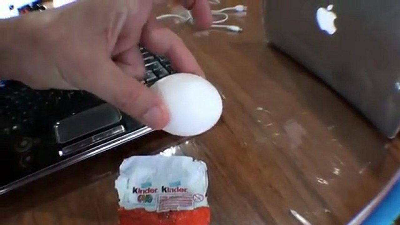 Blague avec un oeuf Kinder..SURPRISE