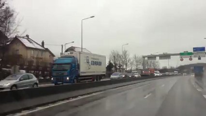 14 camions bloquent le contournement de Besançon (04/02/2013) Non a lécotaxe