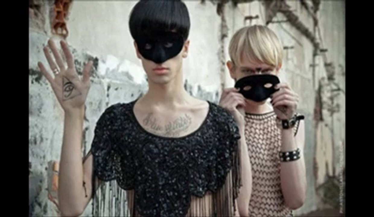 DECCAL İN MODASI _ İlluminati_s fashions