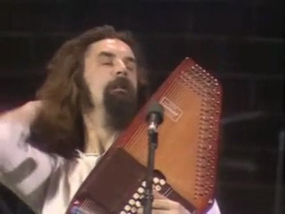 playing autoharp 001