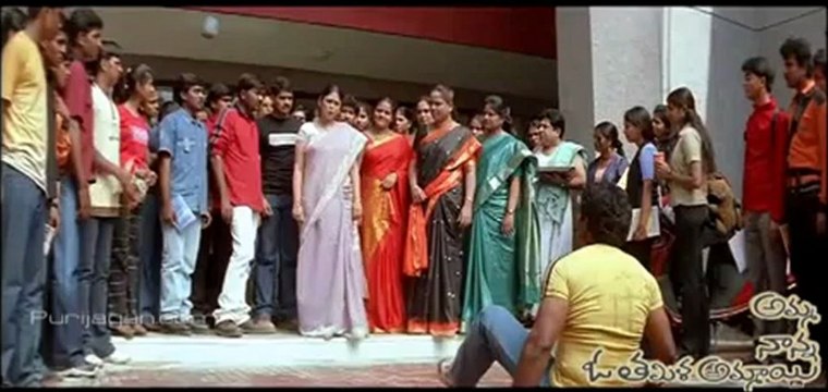 Amma Nanna O Tamil Ammayi - ravi teja intro scene