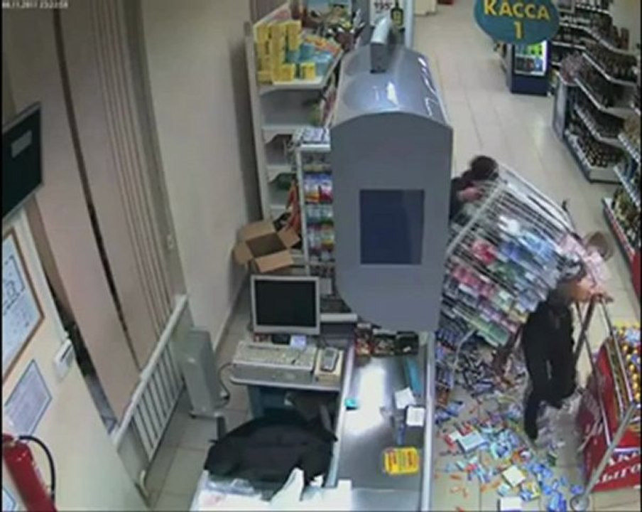 Il fait tomber un rayon de supermarché en voulant sauter au-dessus d'une chaîne