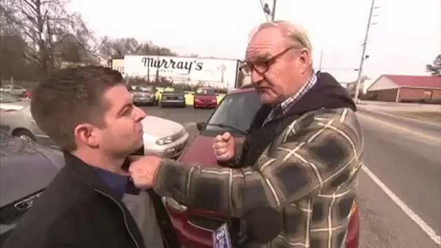 Vieil homme frappe un journaliste