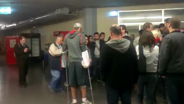 RedPlanet.gr - Έξοδος Μάντζαρη από τα αποδυτήρια