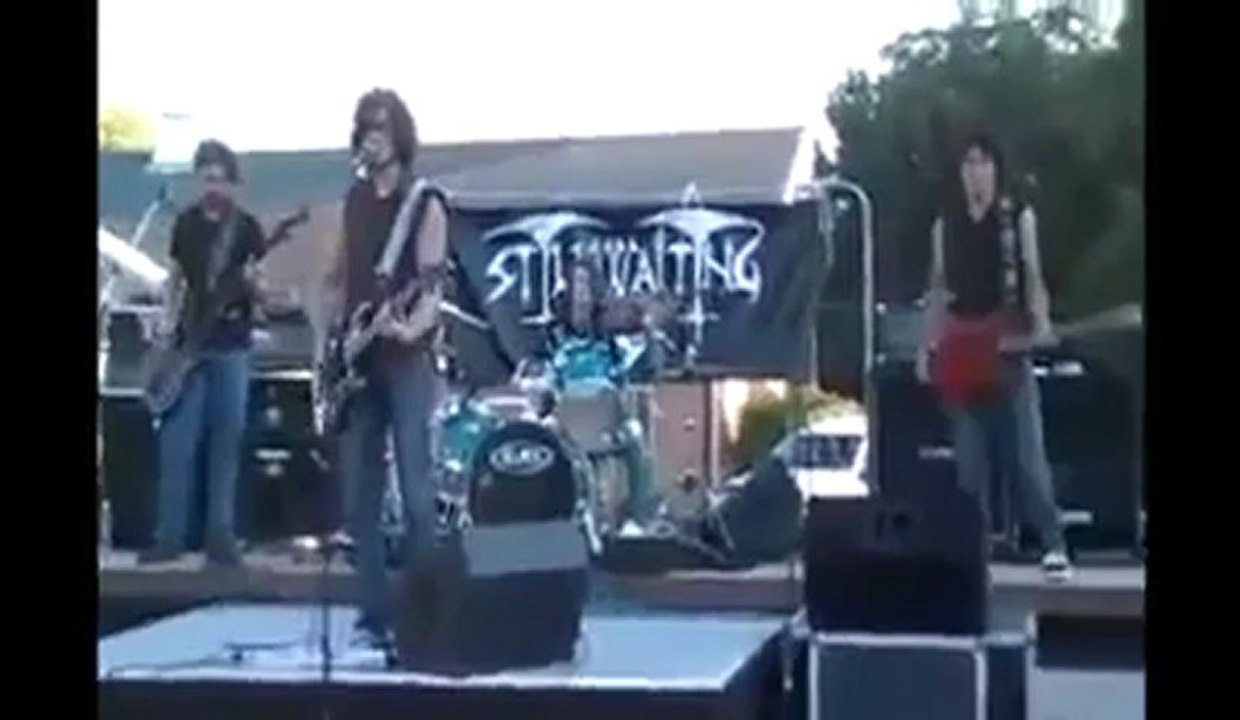 Gitarı çevirmeye çalıştı ancak