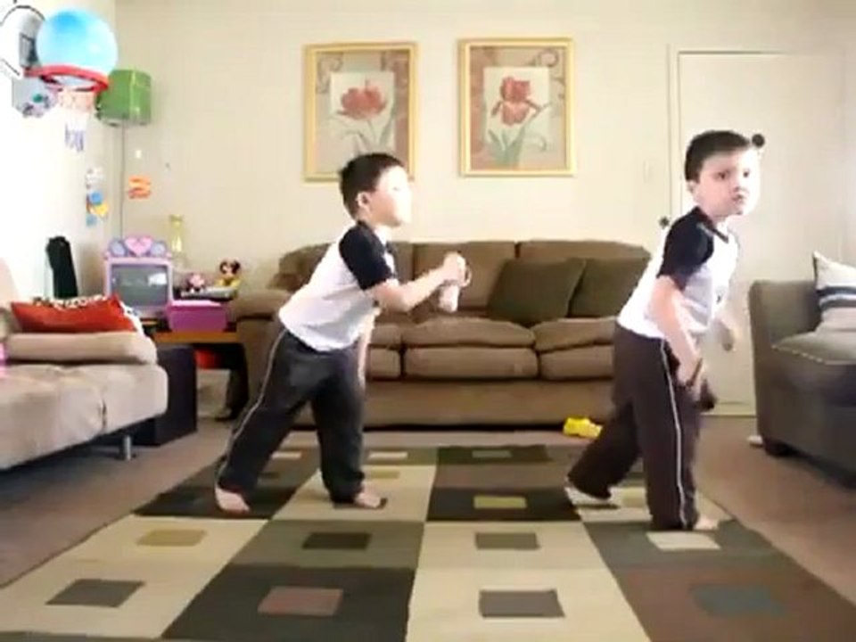 İkiz Japon Çocuklar - Müthiş tatlı performans