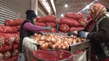 Haldeki ürünler kadınlardan soruluyor