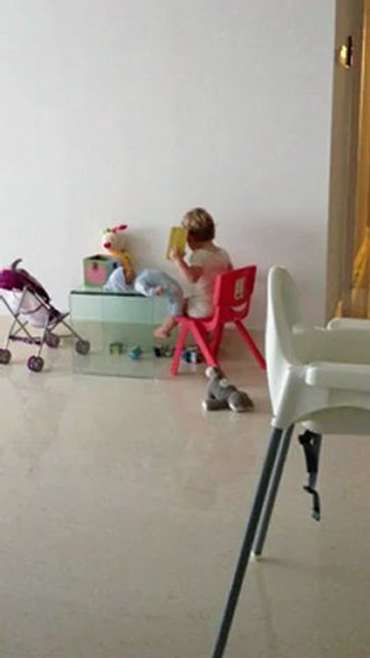 Gabrielle qui parle à ses jouets!