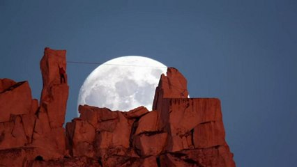 Equilibrista anda na corda bamba com impressionante lua ao fundo - Tugalol