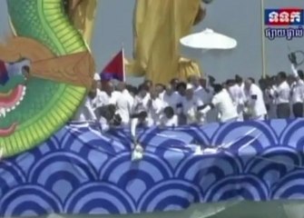 Cinzas do ex-rei do Camboja são jogadas em rio