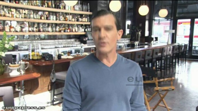 Antonio Banderas rompe con los restos de comida para la nueva campaña de TV de Orbit®