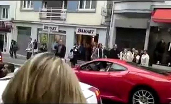 Shqiptari duke marr nusen ne - Paris -