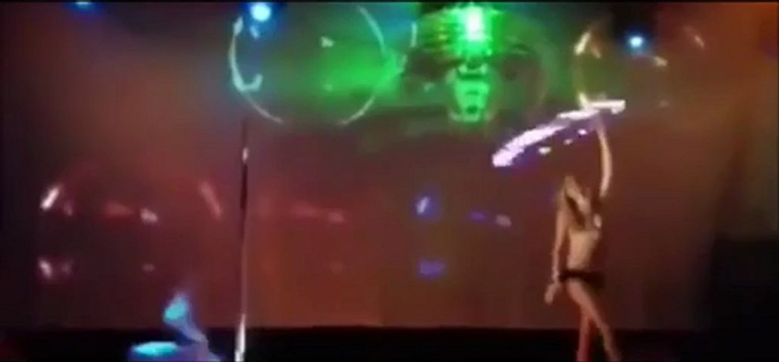 Barra quebra e derruba dançarina durante performance de pole dance