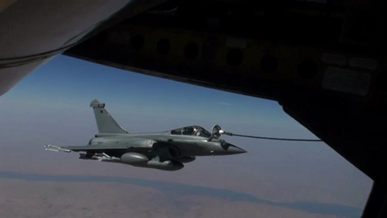 Serval : ravitaillement des Rafale au-dessus du Mali.