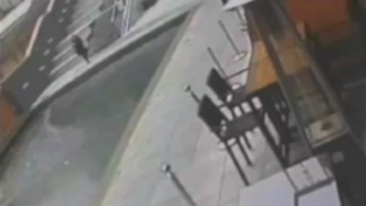 Loira distraída com celular toma banho congelante ao cair em canal - Tugalol